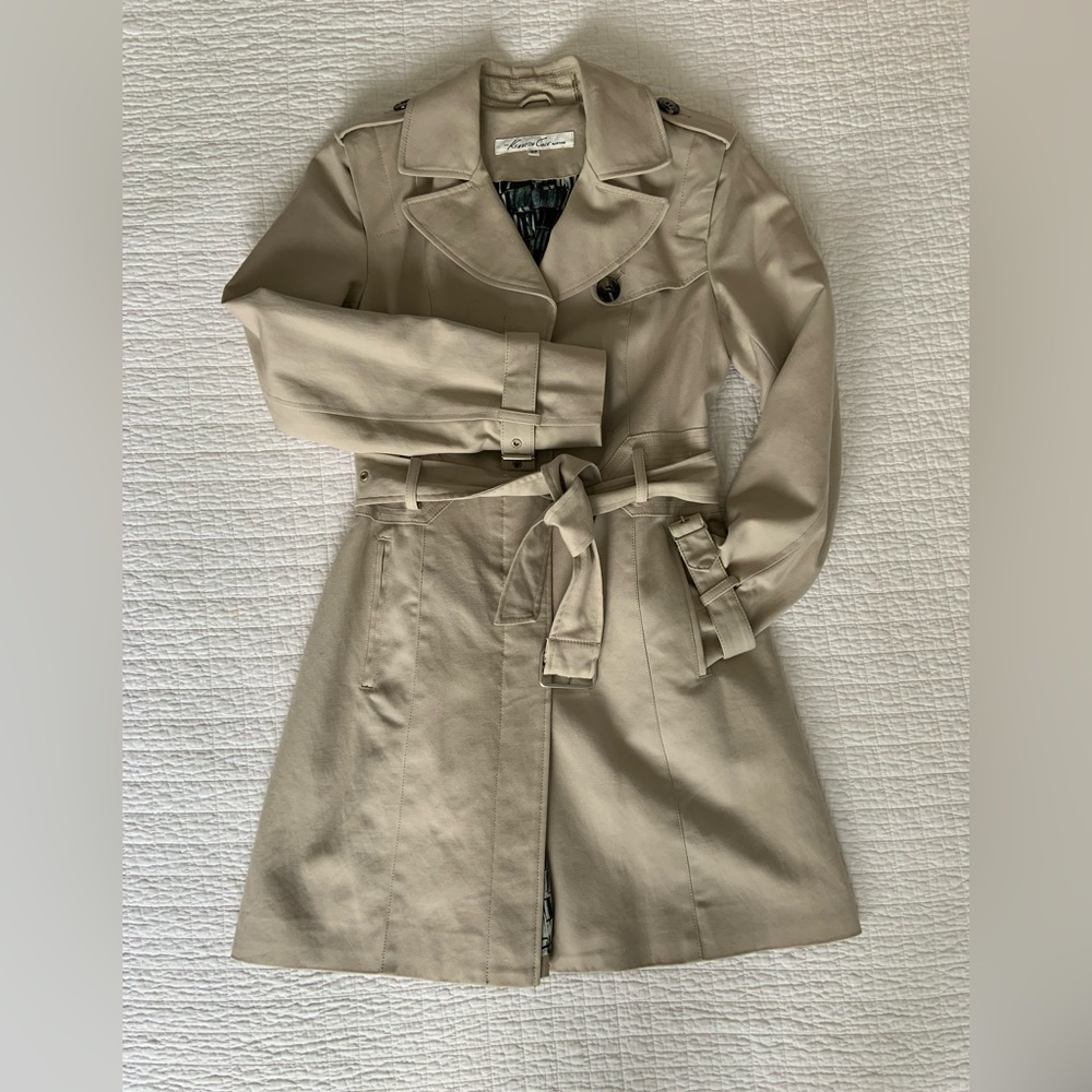 KENNETH COLE NEW YORK CLASSIC TAN TRENCH COAT / BELTED / LINED / COTTON / SMALL